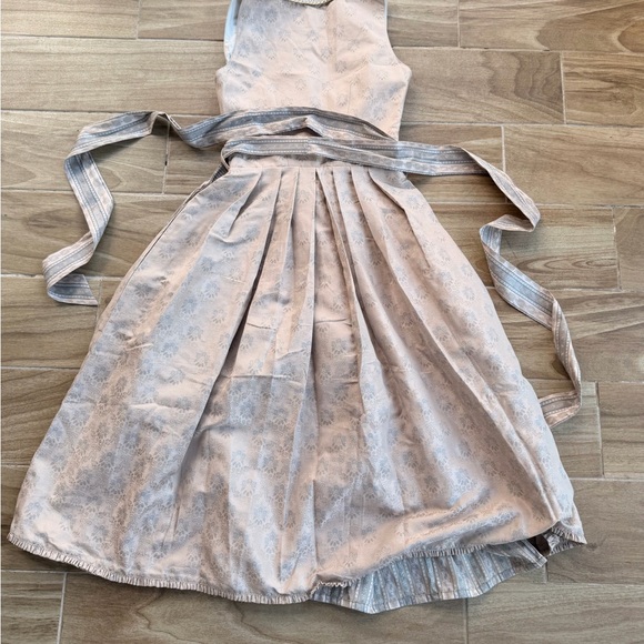 Authentic Dirndl - Picture 5 of 9